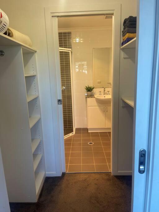 Qbn Cracker: 2Br, 2Ba, 2 Secure B/ Ment Car Parks Apartment Queanbeyan Ngoại thất bức ảnh