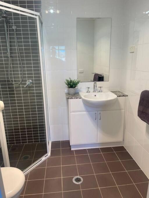 Qbn Cracker: 2Br, 2Ba, 2 Secure B/ Ment Car Parks Apartment Queanbeyan Ngoại thất bức ảnh